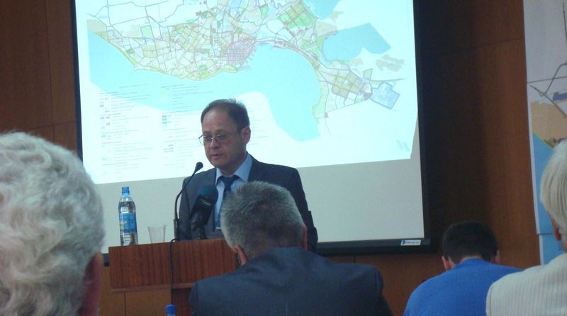 Замначальника городского управления архитектуры и градостроительства Марат Касимов представил изменения, внесенные в Генплан после слушаний в марте 2012 года